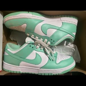 NIKE WMNS DUNK LOW 'GREEN GLOW'
